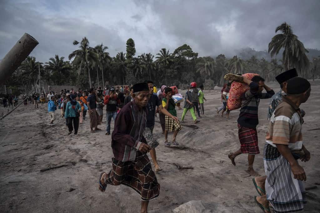 O número de mortos em uma erupção de vulcão na Indonésia sobe para 13 